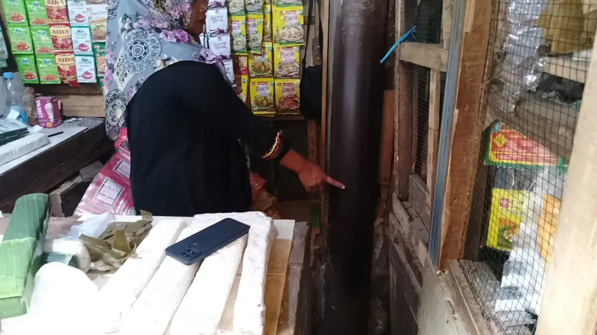 Tiang Listrik PT PLN Keropos Bertahun-tahun Dibiarkan, Pedagang Pasar Parakanmuncang Terpaksa Tambal Sendiri tiang listrik milik PT PLN yang keropos