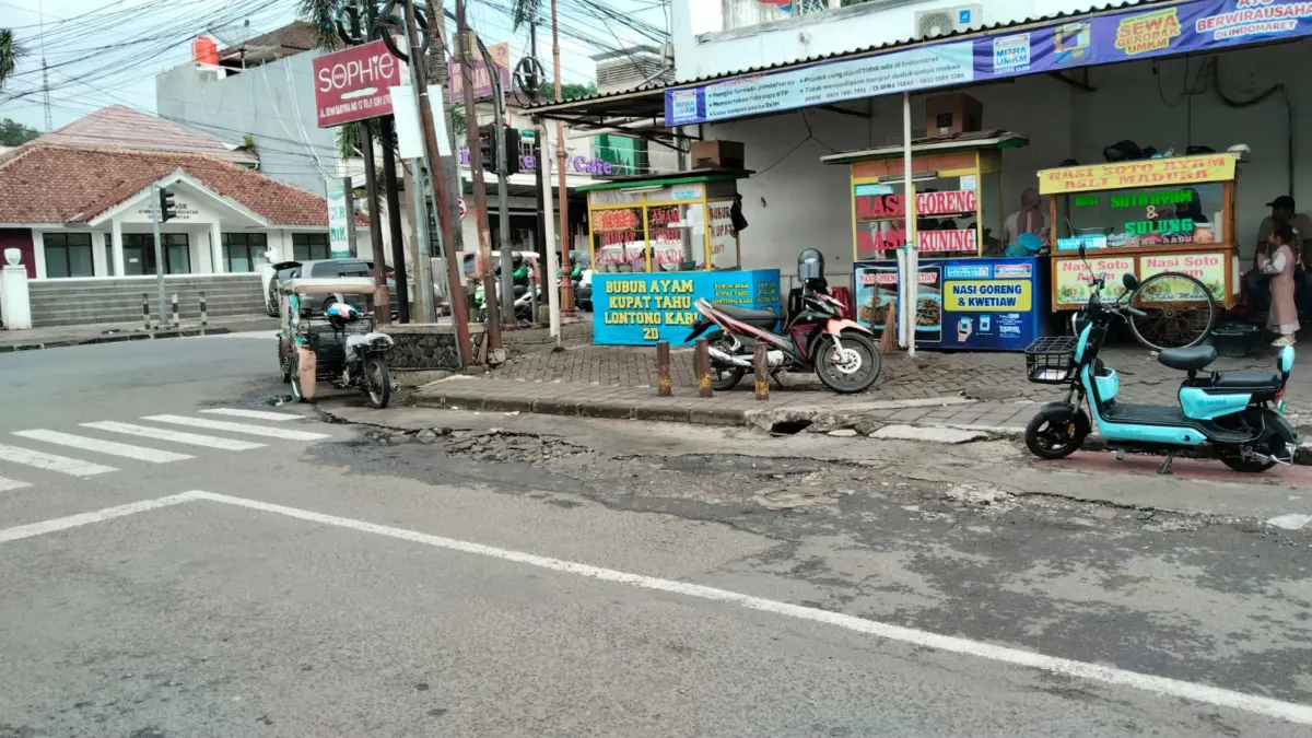 Jalan Rusak Kepung Jantung Kota Sumedang: Tambal Sulam Berulang, Drainase Buruk, Keselamatan jadi Taruhan Kondisi jalan di kawasan perempatan RSUD Sumedang