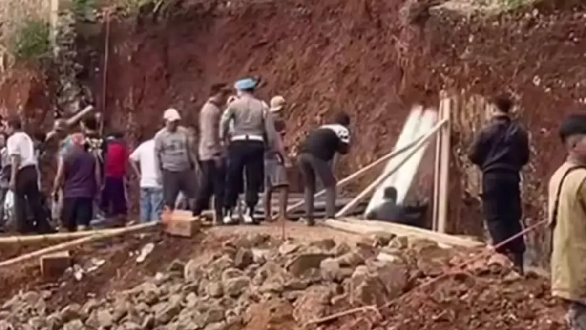 Mencari korban longsor Cisempur Jatinangor