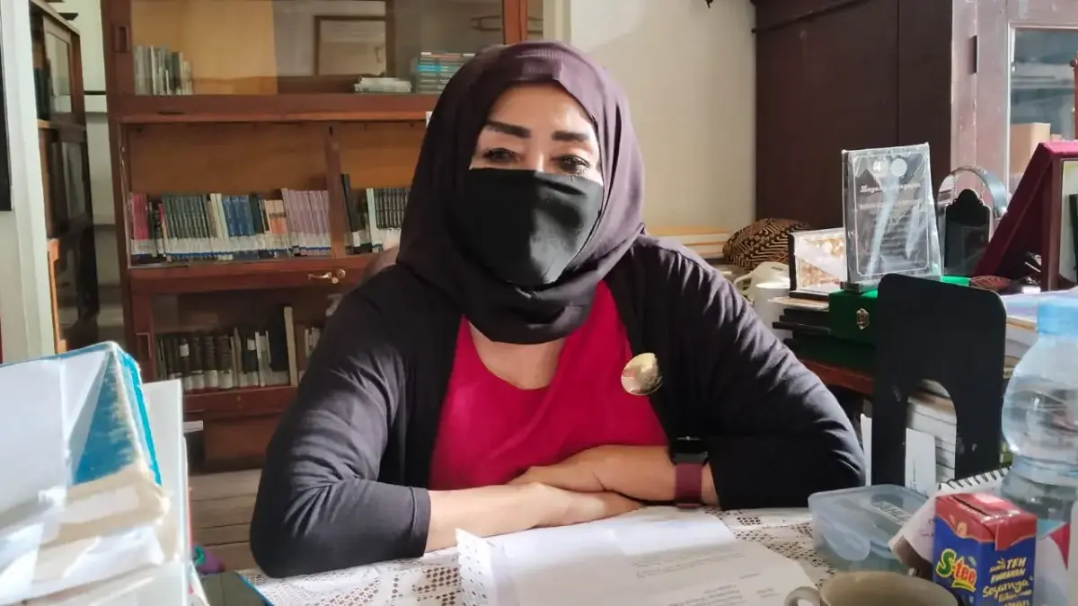 Caption : Kepala Bidang Perpustakaan Keraton Sumedang Larang, NR. Fetty K. Sumawilaga, saat di temui di Perpus