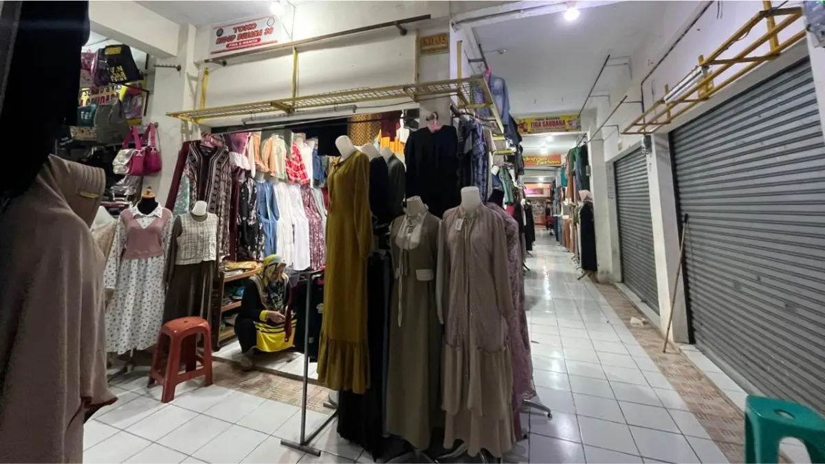 Toko baju di Pasar Semi Modern Sumedang. Pedagang Pasar Semi Modern Keluhkan Dampak Maraknya Belanja Online, K