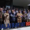 Wakil Ketua YBM BRILiaN Region 9, Teguh Agung Prihadi, serta Camat Sukawening, Drs. Dianavia Faisal, A.Kp., M.