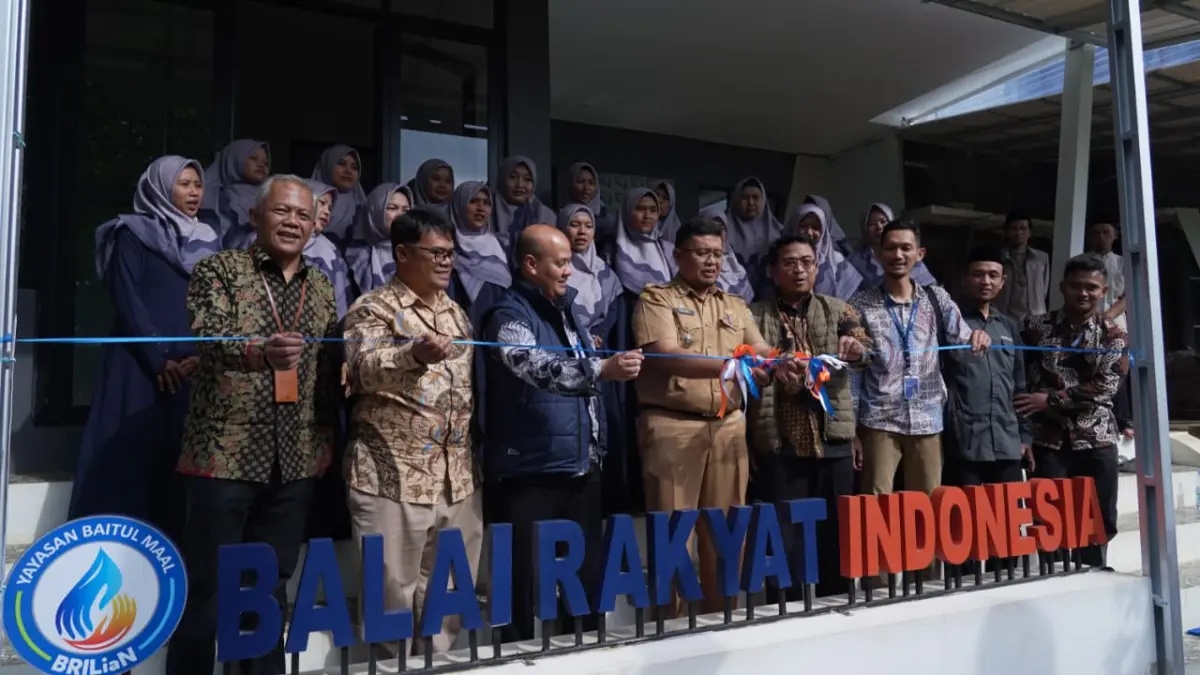 Wakil Ketua YBM BRILiaN Region 9, Teguh Agung Prihadi, serta Camat Sukawening, Drs. Dianavia Faisal, A.Kp., M.