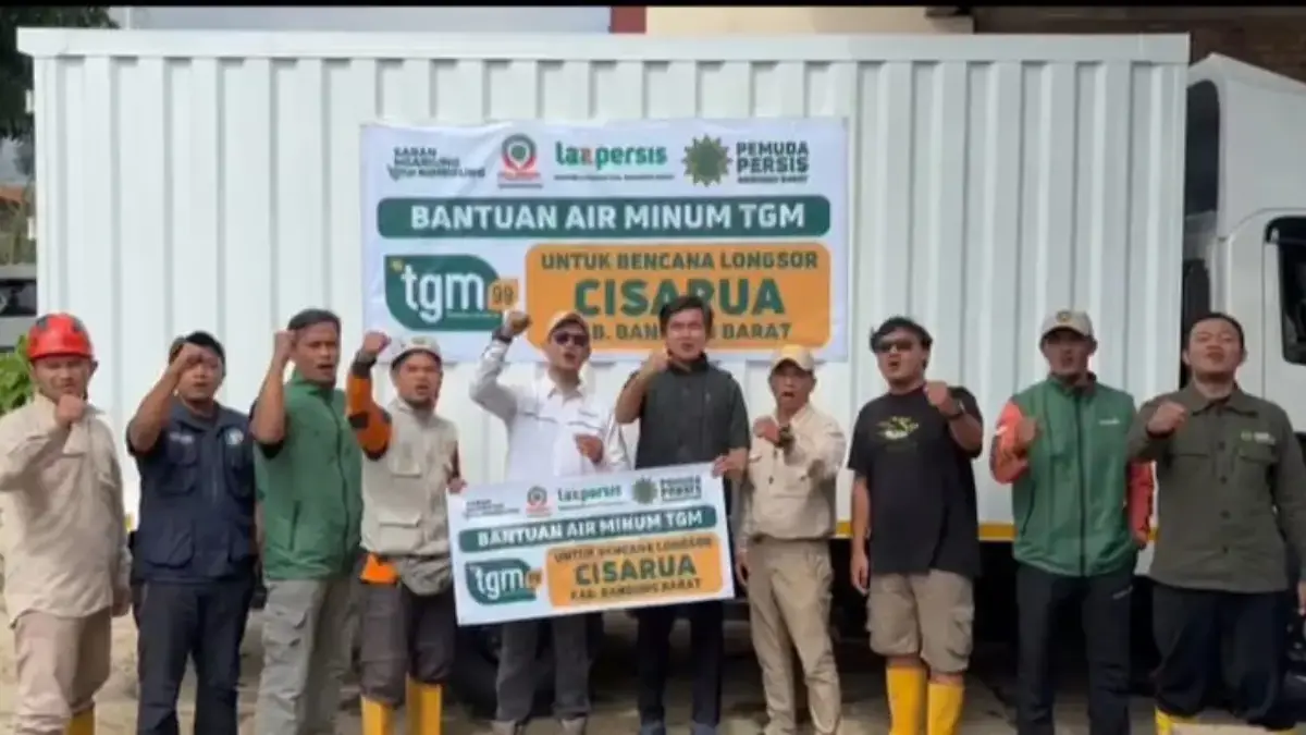 TGM99 Salurkan Air Minum dan Sarung untuk Korban Longsor Cisarua KBB KOLABORASI: TGM99 dan Pemuda Persis KBB menyalurkan bantuan untuk korban longsor Cisarua, Bandung Barat.