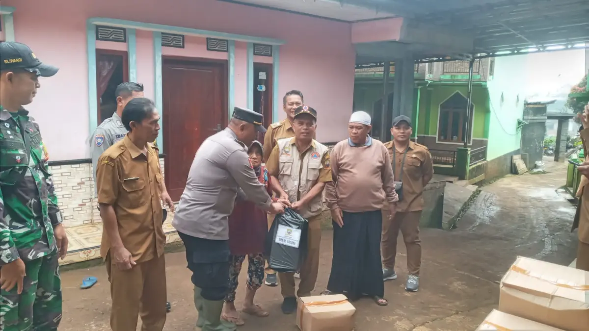 Penyerahan bantuan bagi korban longsor di Dusun Situhiang