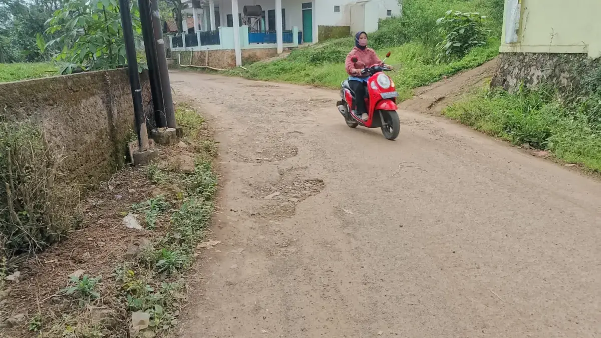 Kondisi jalan kabupaten di perbatasan Kecamatan Tanjungsari