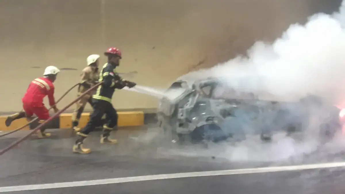 Sebuah mobil pribadi terbakar saat melintas di terowongan Jalan Tol Cisumdawu.