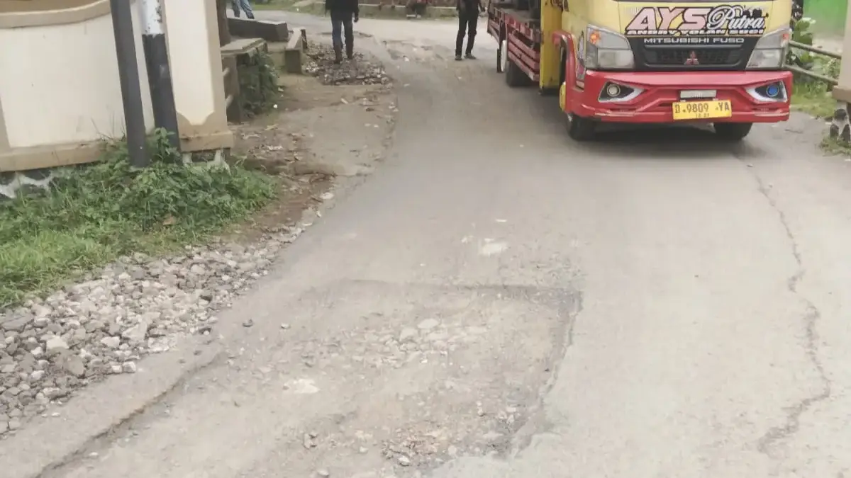Butuh Akses Jalan Mulus, Kades: Sudah Dikomunikasikan dengan PUPR Janji Pemerintah Kabupaten Sumedang untuk segera memperbaiki jalan rusak di wilayah Desa Cimanggung, Kecamatan