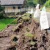 TPT Ambruk ambruk dibahu jalan Kabupaten, akses jalan penghubung Kecamatan Sumedang Utara