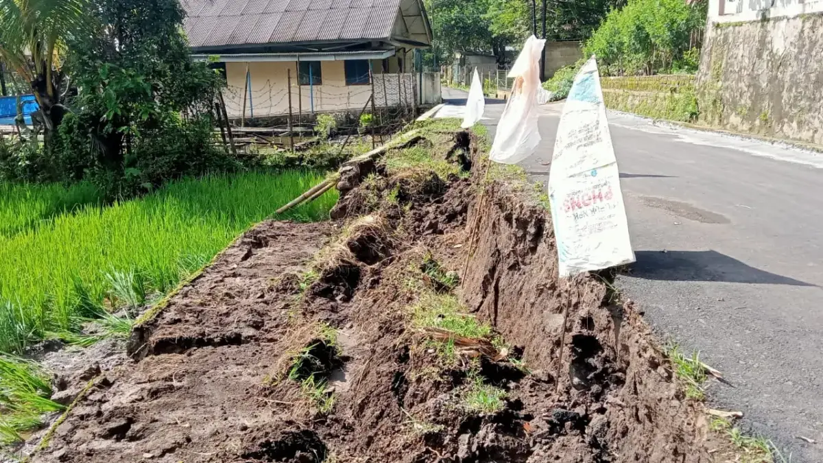 TPT Ambruk ambruk dibahu jalan Kabupaten, akses jalan penghubung Kecamatan Sumedang Utara