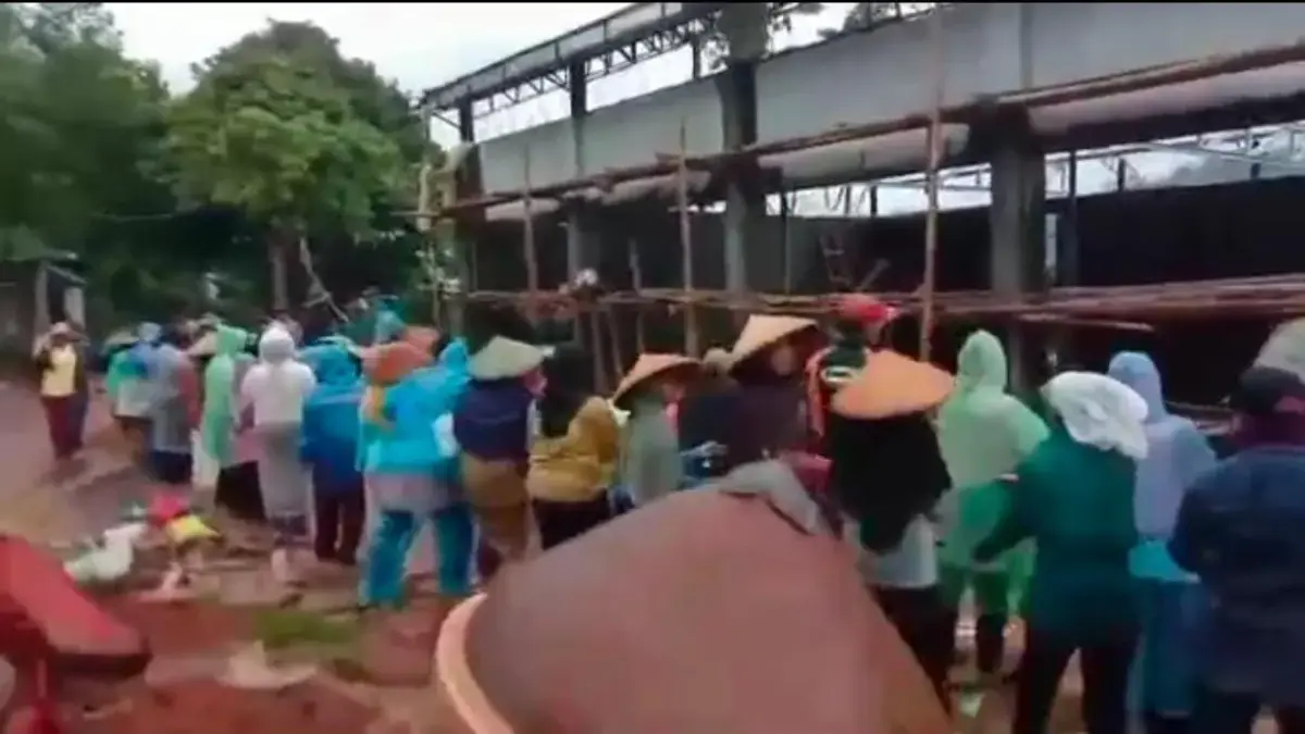Hujan Bukan Halangan, Masyarakat Sukawening Tetap Kompak Bangun Koperasi Merah Putih Hujan Bukan Halangan, Masyarakat Sukawening Tetap Kompak Bangun Koperasi Merah Putih