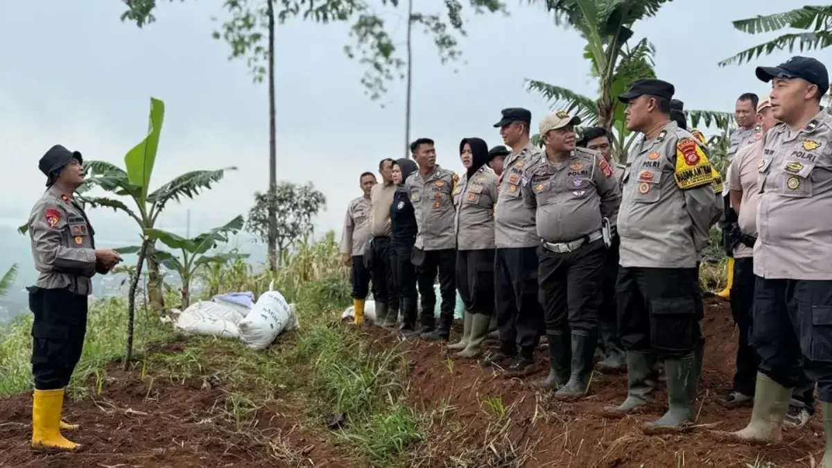 Polsek Cimanggung tanam jagung serentak, Polri turun langsung dukung swasembada pangan 2026.