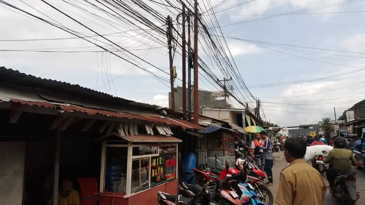 Waspada! Pembongkaran Tiang Listrik Keropos di Pasar Parakanmuncang Picu Macet dan Pemadaman Pihak UPTD pasar juga mengimbau pedagang dan masyarakat untuk mengantisipasi