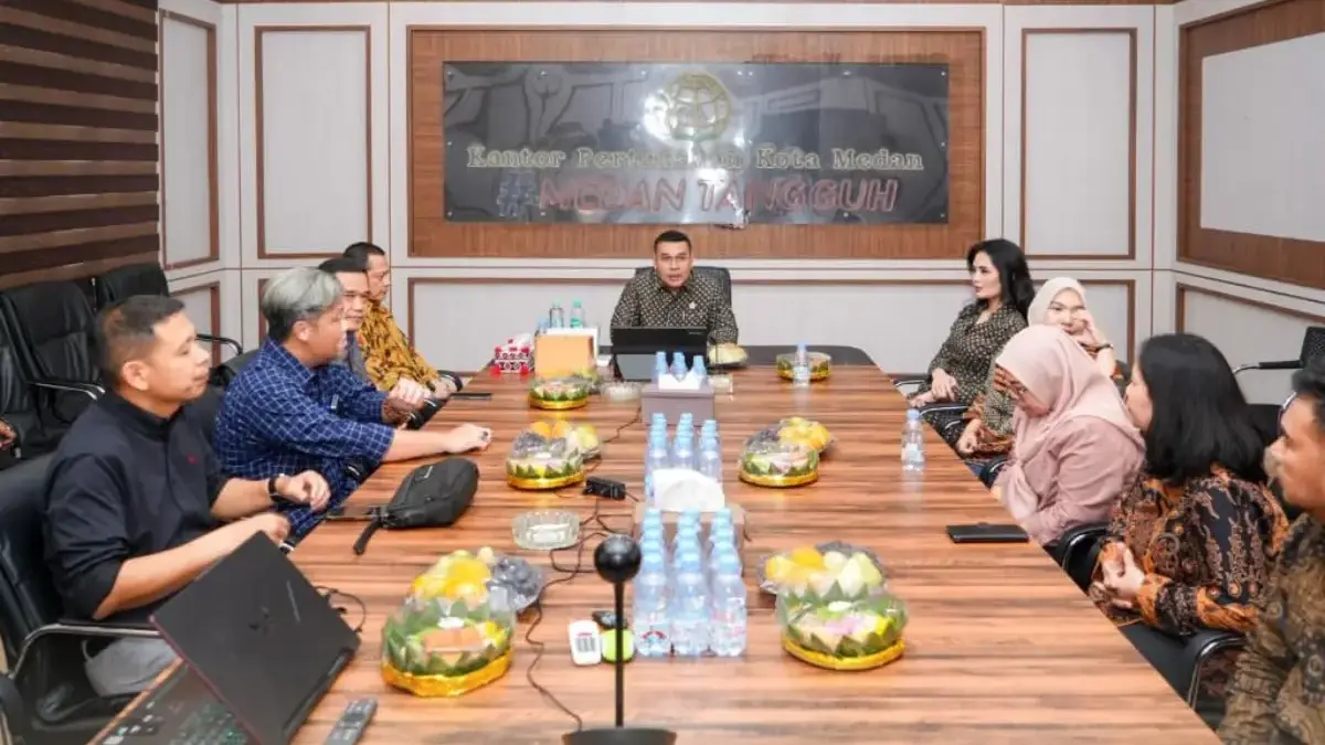 Kunjungi Dua Kantah di Sumut, Wamen Ossy Monitoring Kesiapan WBBM hingga Serahkan Sertipikat kepada Masyarakat Kunjungi Dua Kantah di Sumut, Wamen Ossy Monitoring Kesiapan WBBM hingga Serahkan Sertipikat kepada Masyarakat