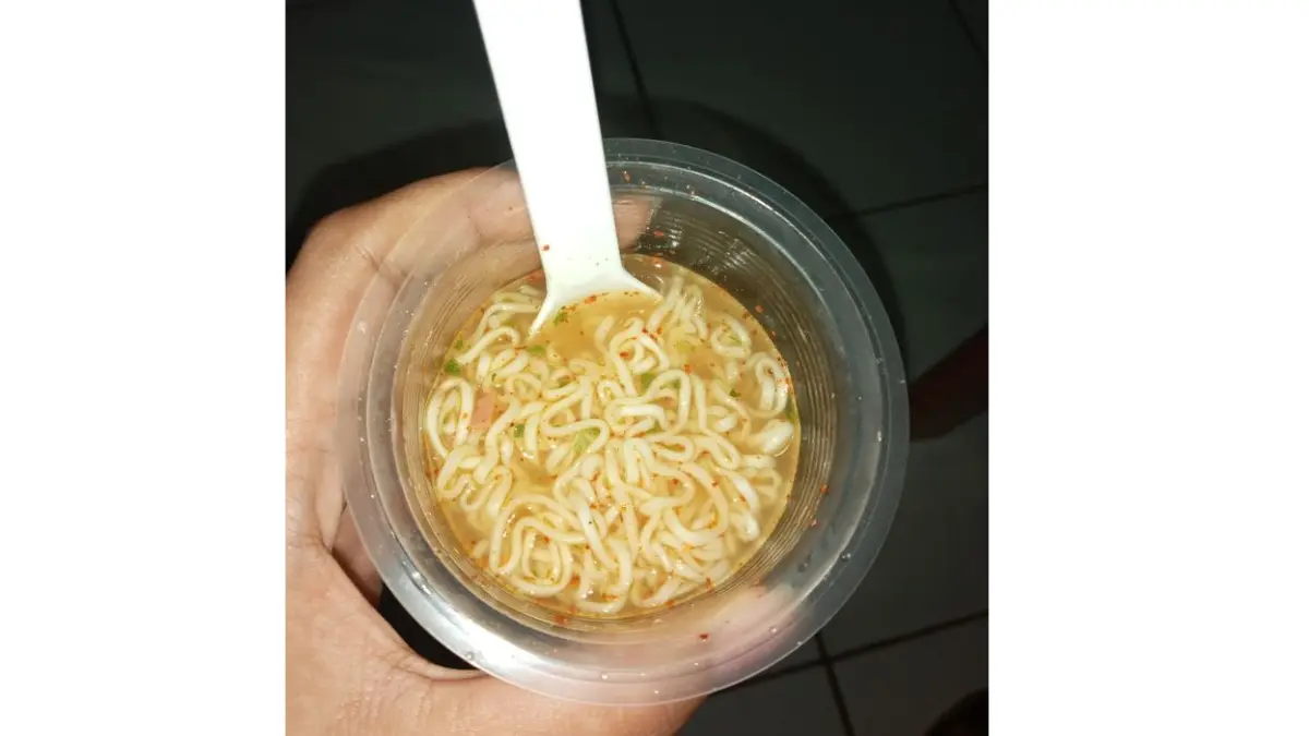 Bukan Cuma Diseduh! Tips Makan Mie Gelas Unik yang Wajib Dicoba