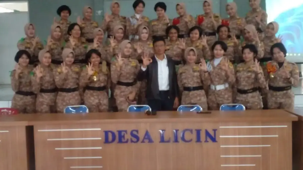 Kepala Desa Licin, Zulkifli M Ridwan, berfoto bersama praja KKN