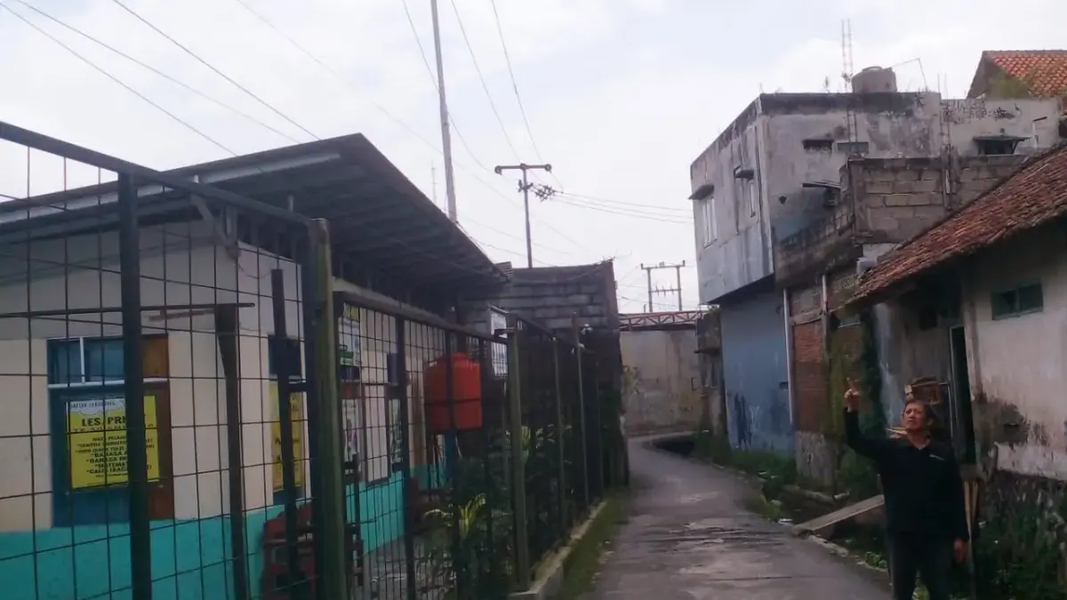 Warga Cimalaka Resah, Kabel Listrik PLN Terbuka Tak Kunjung Diperbaiki kabel listrik