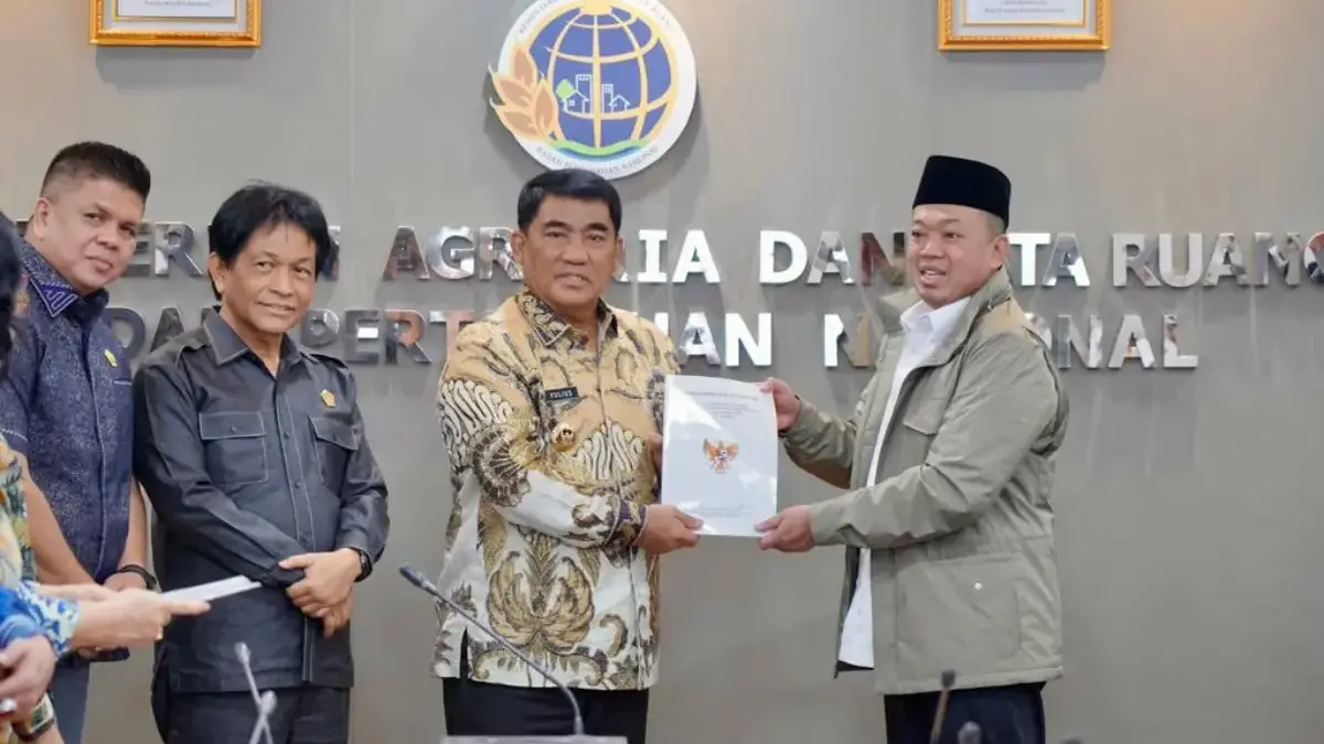 Mentri Nusron Serahkan Persub RTRW kepada Gubernur Sulawesi Utara, Minta RTRW Provinsi Jadi Acuan Kabupaten Mentri Nusron Serahkan Persub RTRW kepada Gubernur Sulawesi Utara, Minta RTRW Provinsi Jadi Acuan Kabupaten