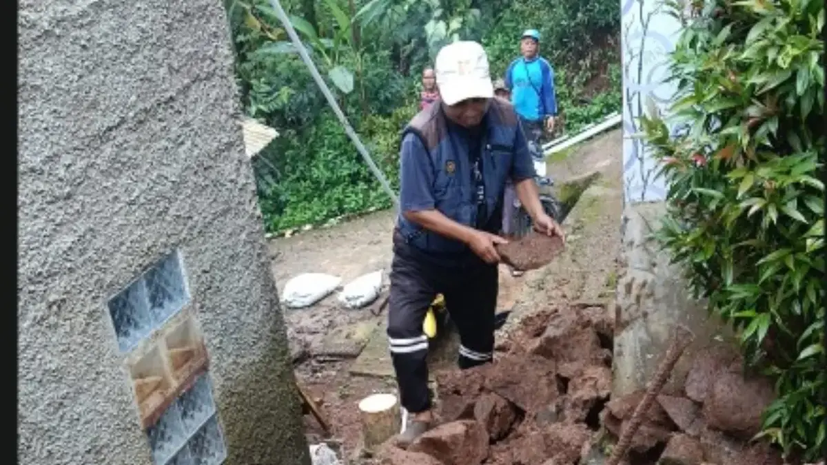 TPT Roboh di Sawahdadap, Empat Rumah Terancam; Pemdes Sigap Lakukan Penanganan Darurat