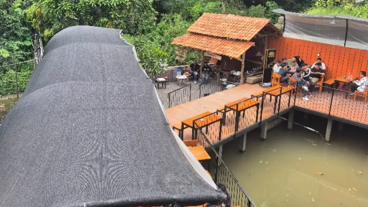 Cari Tempat Nongkrong Unik? Baladamih Coffee and Eatery Tawarkan Nuansa Kolam.