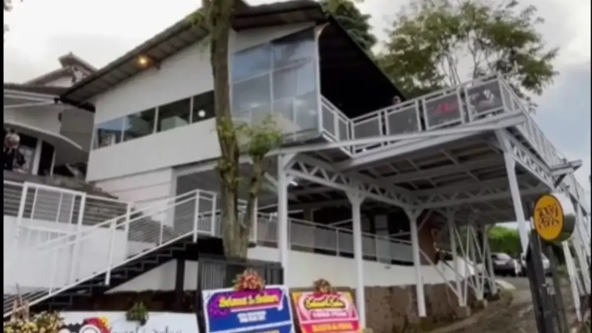 Toga Peak Cafe Nuansa Estetik Bikin Susah Move On !!