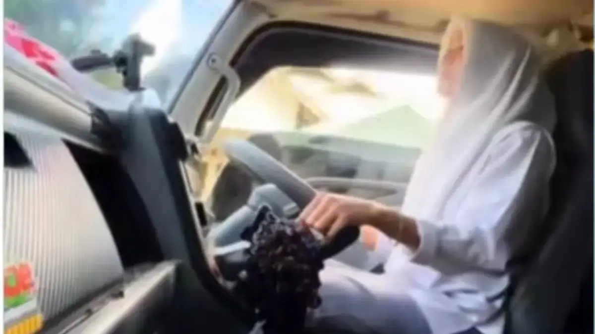 Viral! Siswi SMA Jadi Sopir Truk Tambang Usai Pulang Sekolah, Bantu Ayah yang Sakit