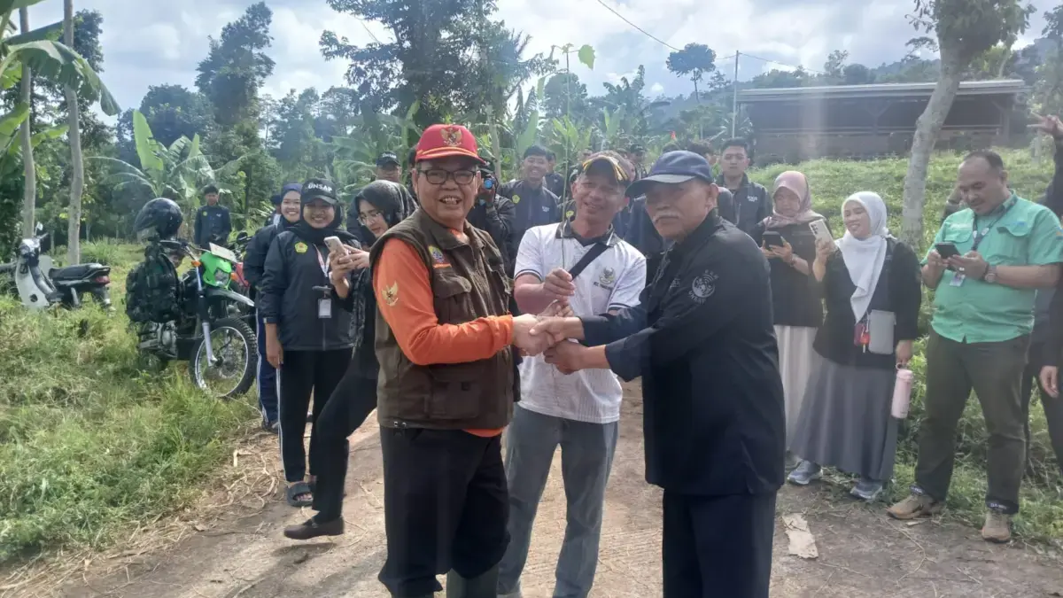 Semangat menjaga kelestarian lingkungan ditunjukkan mahasiswa Kuliah Kerja Nyata (KKN) Universitas Sebelas Apr