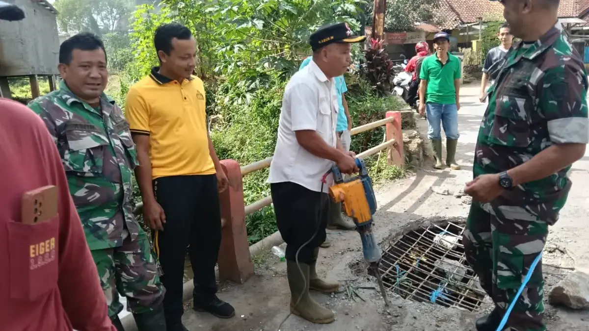 Jembatan Cigorobogan Rawan Ambruk, Kecamatan Cimanggung Intensifkan Koordinasi Perbaikan Jembatan Cigorobogan Rawan Ambruk, Kecamatan Cimanggung Intensifkan Koordinasi Perbaikan