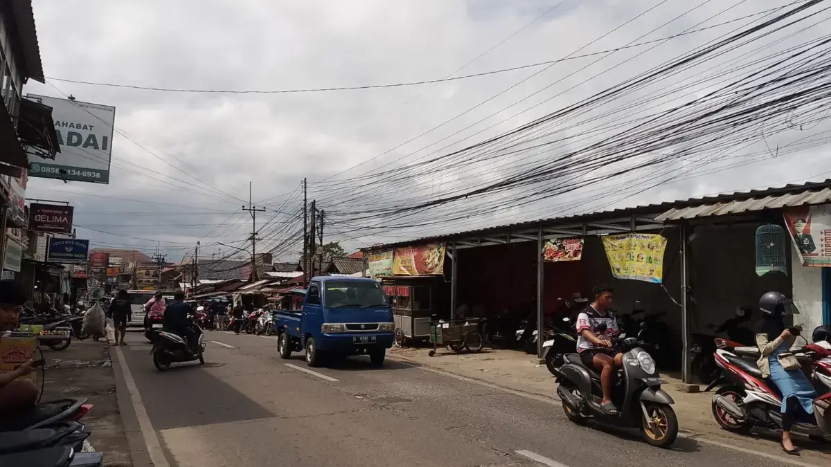 Ilustrasi - Kabel utilitas yang menjuntai dan saling silang di kawasan perkotaan, mencerminkan lemahnya penata