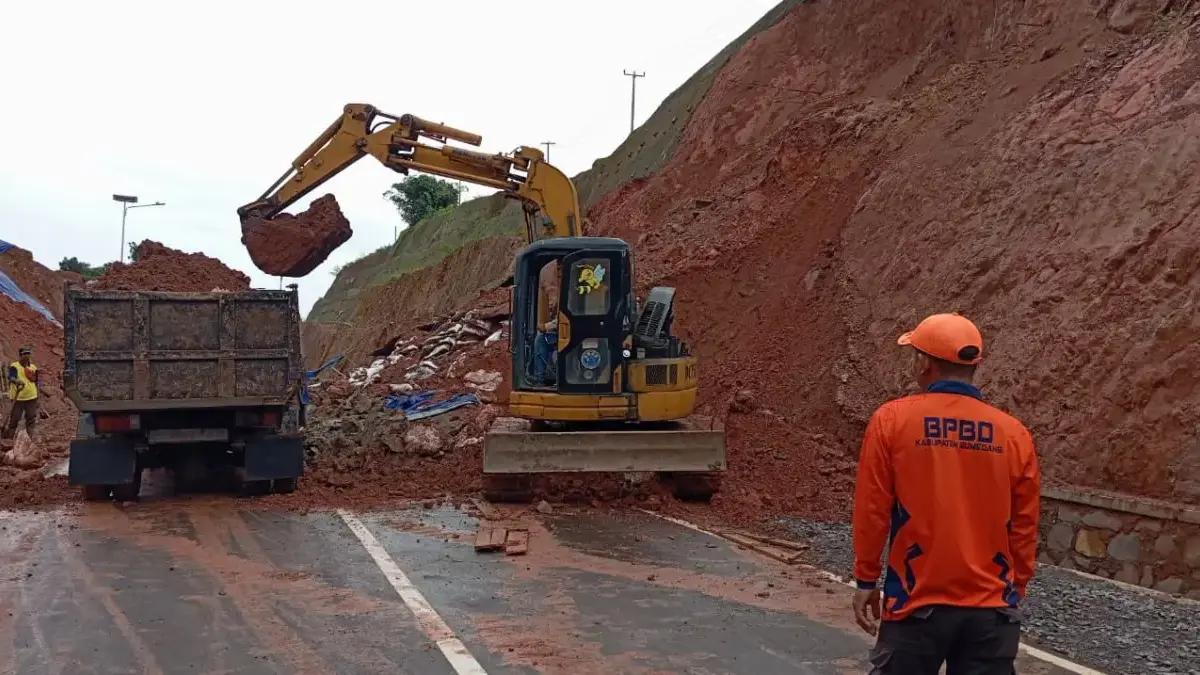 Longsor Tutup Akses Antar Dusun di Cipeundeuy, BPBD Bergerak Lakukan Penanganan Darurat