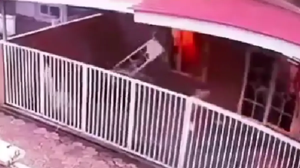 Gas 12 kilogram meledak disebuah rumah yang digunakan masak secara gotong royong di kota Palembang. (Tangkapan