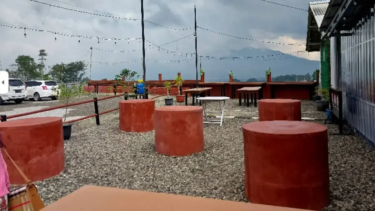 Cafe dengan Pemandangan Jalan Tol Cisumdawu: Nongkrong Santai di In Cafe dengan View Anti Bosen