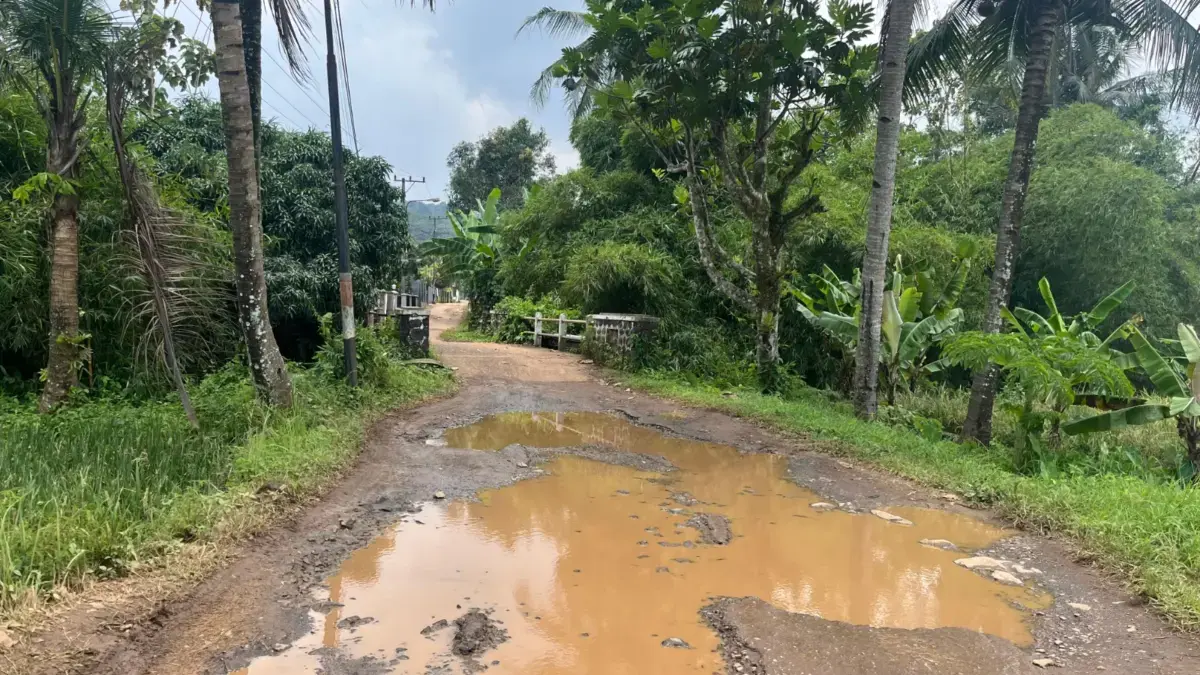 Kondisi jalan rusak dan berlubang di Desa Cigintung, Kecamatan Cisitu, Kabupaten Sumedang