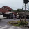 Kabel Semrawut di Perempatan Bojong Bikin Warga Resah