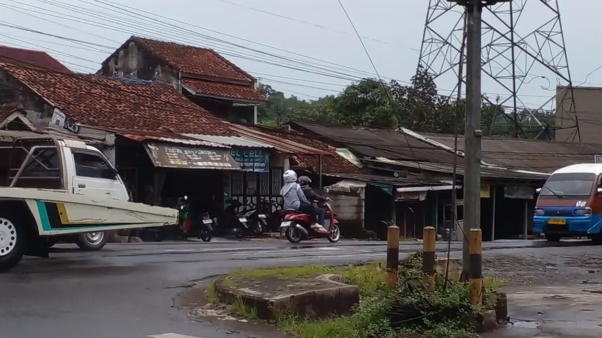 Kabel Semrawut di Perempatan Bojong Bikin Warga Resah