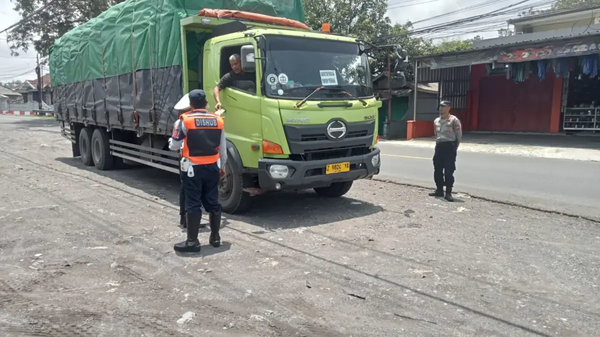 Truk Tronton Dilarang Beroperasi