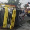 Truk Boks Terguling di Perempatan Bojong Sumedang, Dua Pengendara Motor Tewas Tertimpa