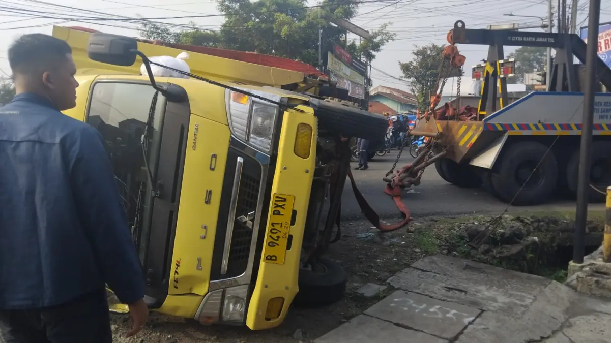 Truk Boks Terguling di Perempatan Bojong Sumedang, Dua Pengendara Motor Tewas Tertimpa