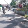 Jalan Rusak Ancam Keselamatan Warga