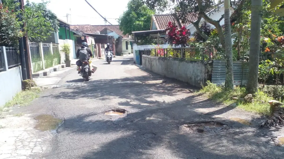 Jalan Rusak Ancam Keselamatan Warga