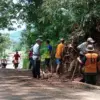 Longsor Tutup Jalan Penghubung Dua Desa