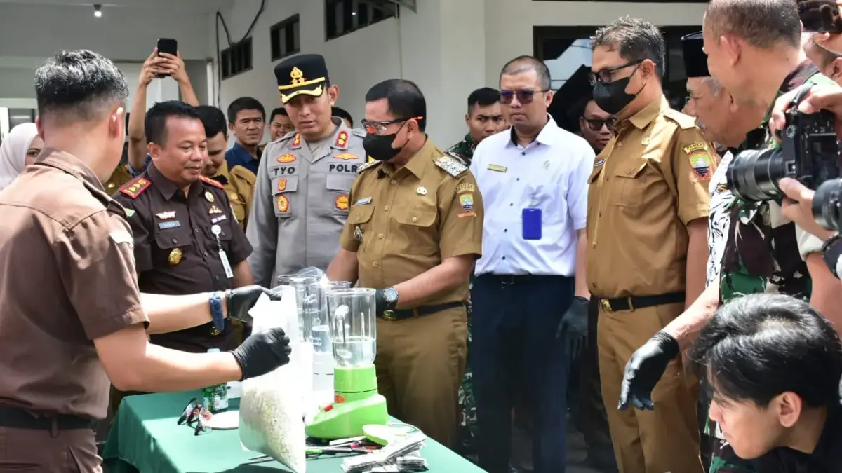 Ratusan Butir Pil Haram Dimusnahkan