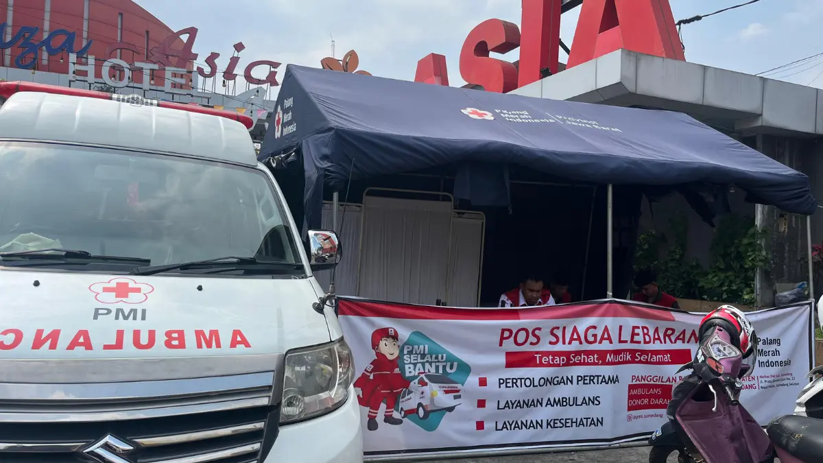 PMI Sumedang Dirikan Posko Siaga Lebaran 2026 di Asia Plaza, Siagakan Puluhan Relawan Posko Siaga Lebaran 2026 PMI kabupaten Sumedang di depan Asia Plaza, Senin (16/3). (Dok Sumeks)