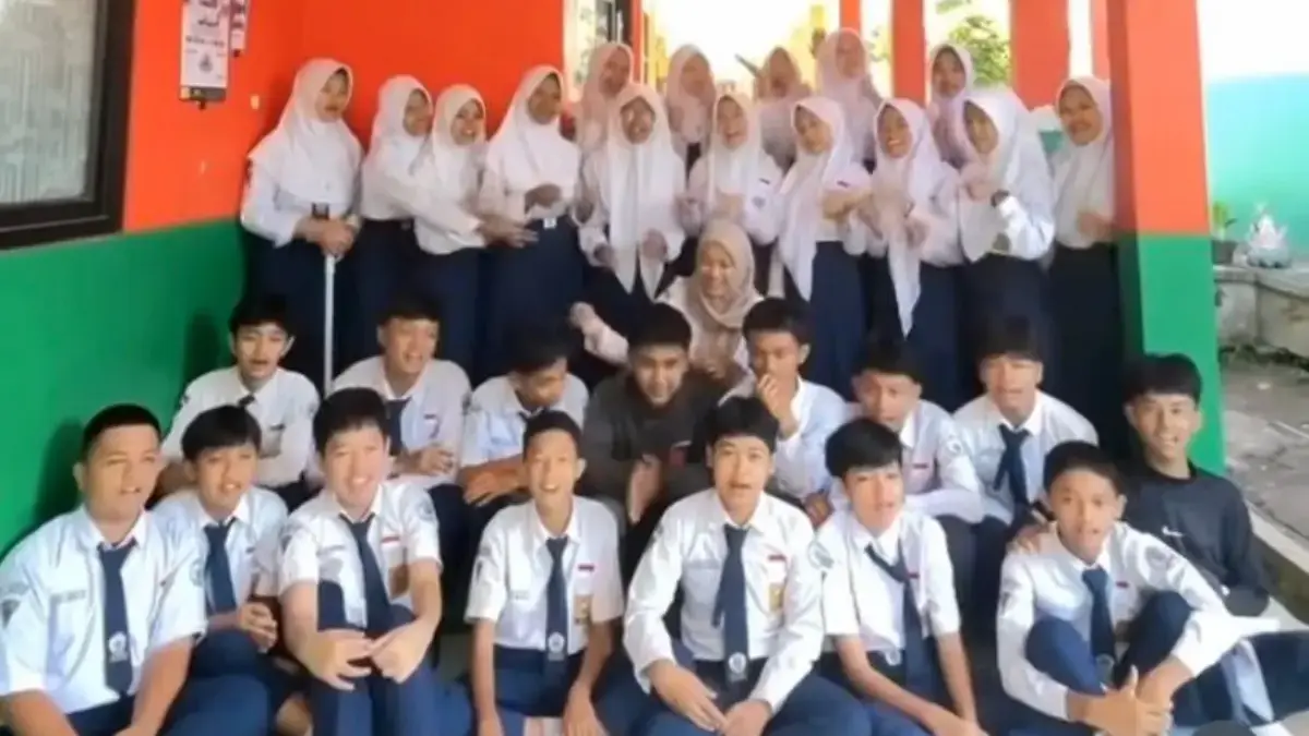 Ikhsan Tinggalkan Sekolah, Menjual Harapan di Alun-alun Tanjungsari Sumedang Ikhsan SMP Negeri 1 Tanjungsari