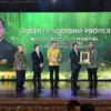Direktur Utama Pertamina Simon Aloysius Mantiri menerima Penghargaan Green Leadership PROPE