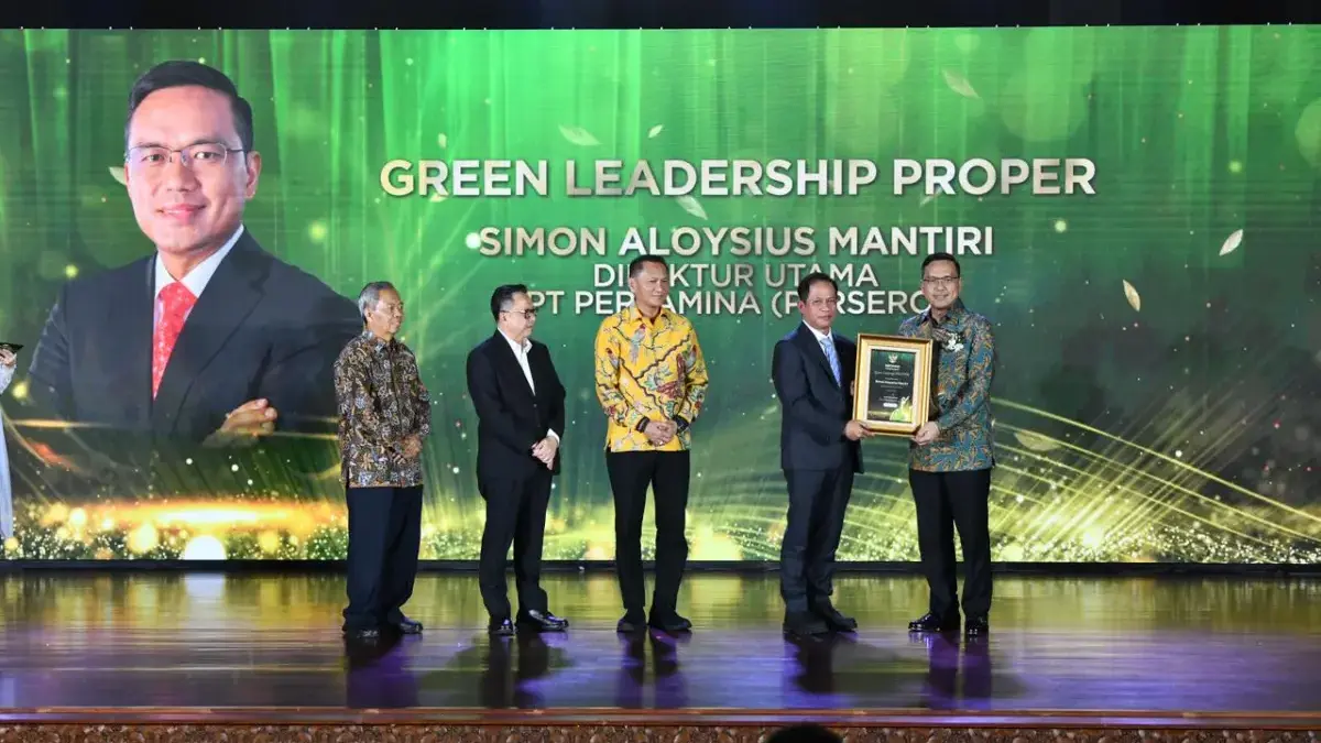 Direktur Utama Pertamina Simon Aloysius Mantiri menerima Penghargaan Green Leadership PROPE