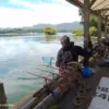 Salah satu pemancing sedang membantu mengangkat ikan yang didapatkan oleh rekannya. (Eksus/Sumeks)