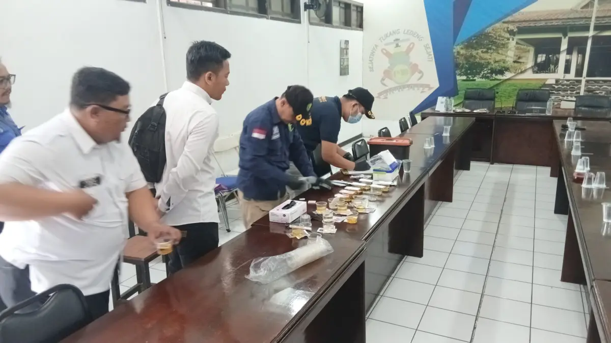 ​Pastikan Integritas Pemimpin, Puluhan Pegawai Perumda Air Minum Tirta Medal Sumedang Jalani Tes Urine Narkoba