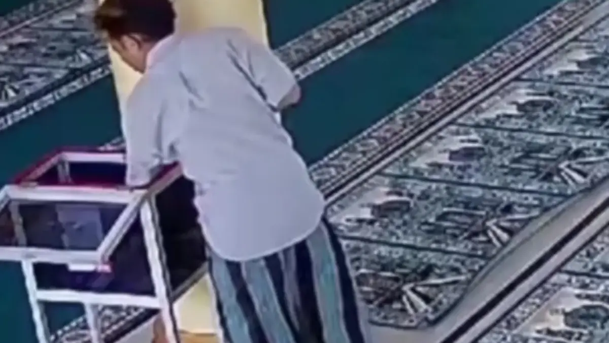 Viral Pura-pura Salat, Pria di Jember Terekam CCTV Curi Kotak Amal Masjid