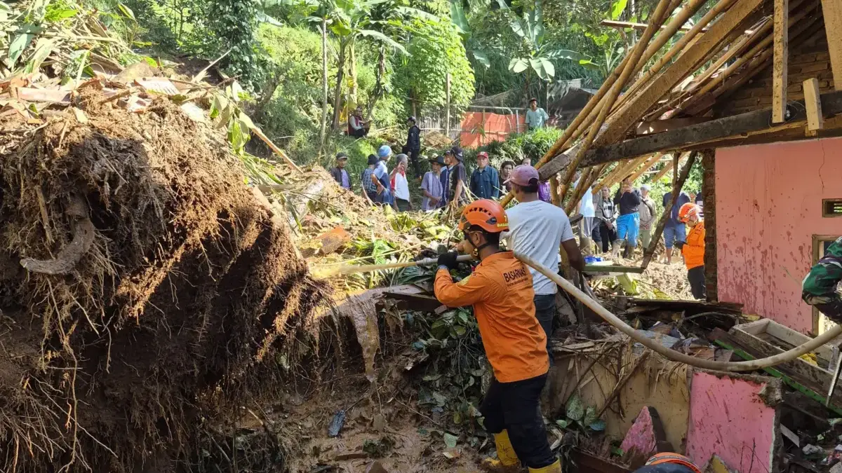 Hari Kedua Pencarian Korban Longsor Sumedang, Tim SAR Berpacu dengan Risiko Tanah Labil